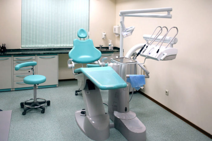 Una clínica dental pagará 73.433 euros a un joven por un tratamiento inadecuado